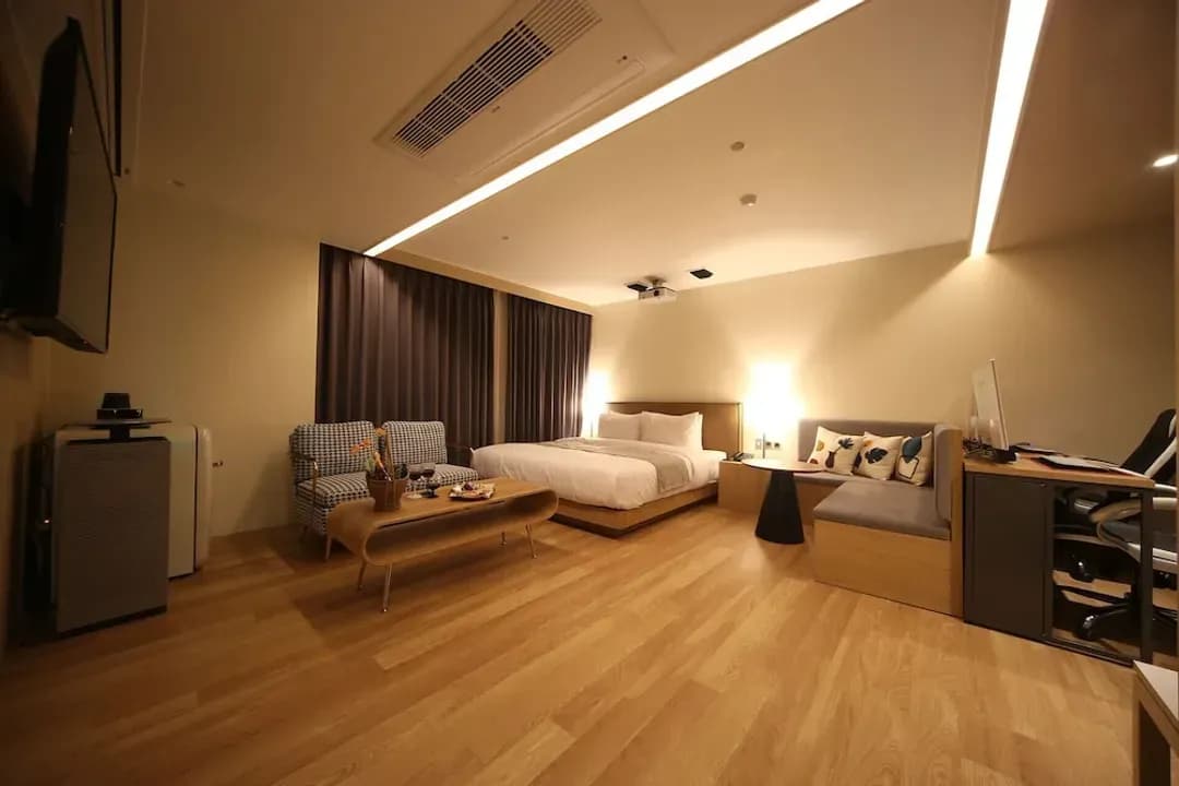 부산-하운드 호텔 사직 미남역점