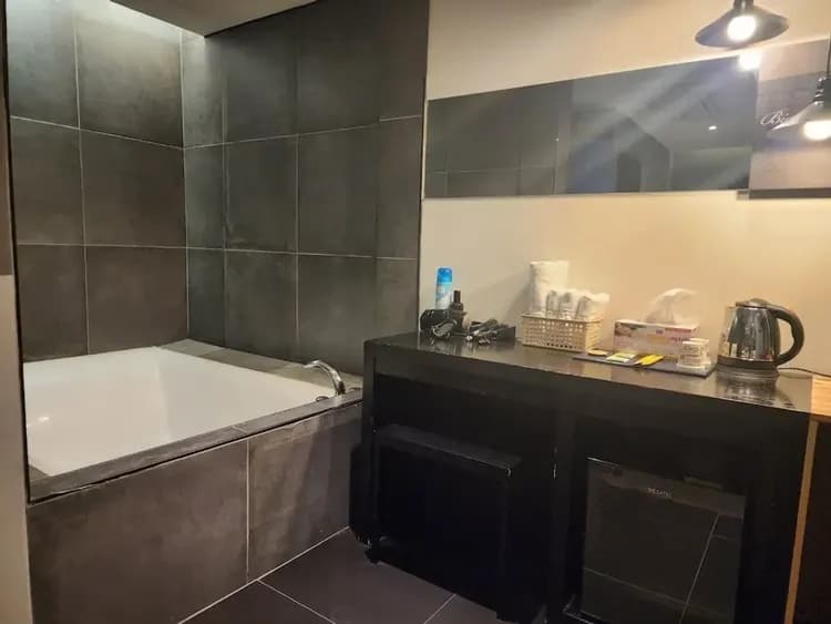 Deep soaking bathtub