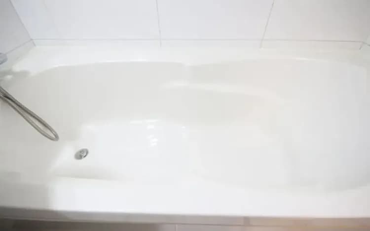 Deep soaking bathtub