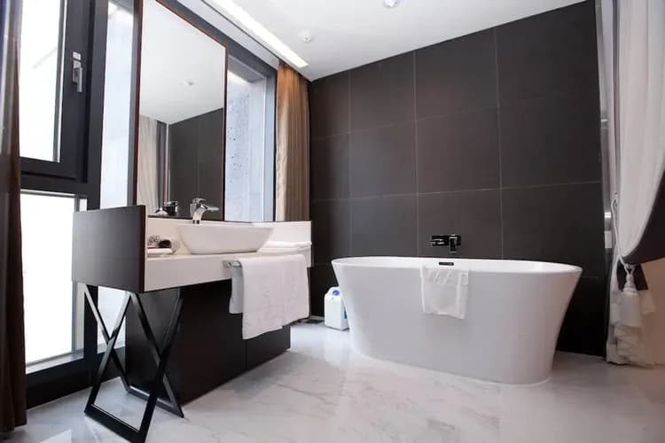 Deep soaking bathtub