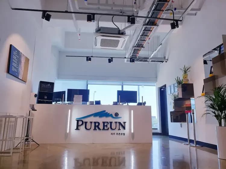 Check-in/check-out kiosk