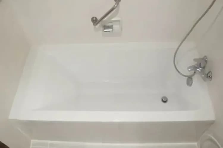 Deep soaking bathtub