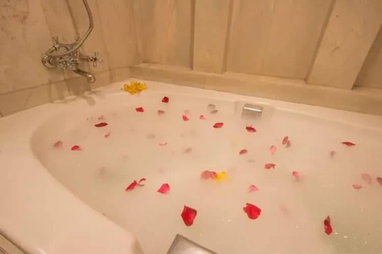 Deep soaking bathtub