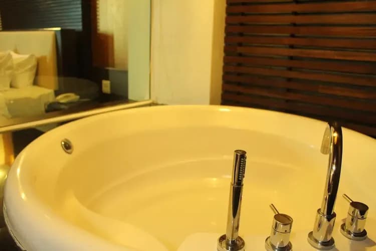 Deep soaking bathtub