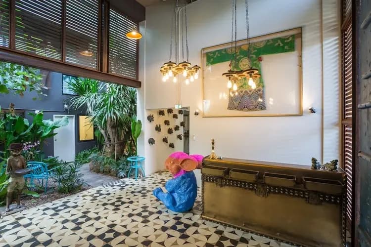 Check-in/check-out kiosk