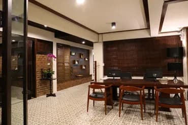 Check-in/check-out kiosk