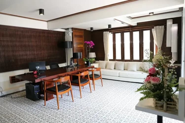 Check-in/check-out kiosk