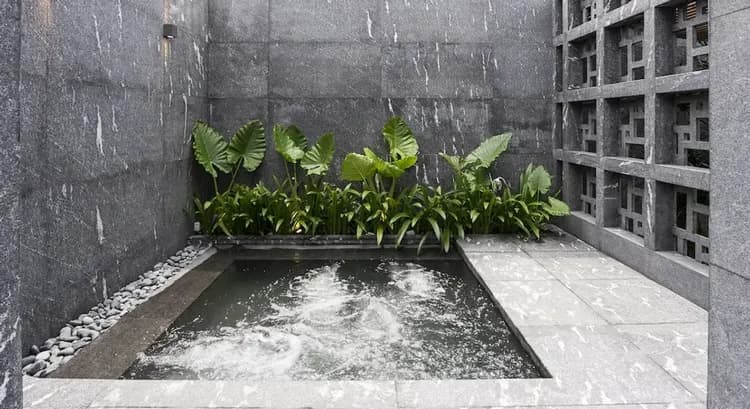 Outdoor spa tub