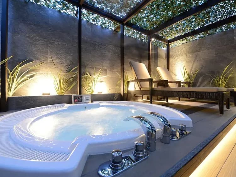 Private spa tub