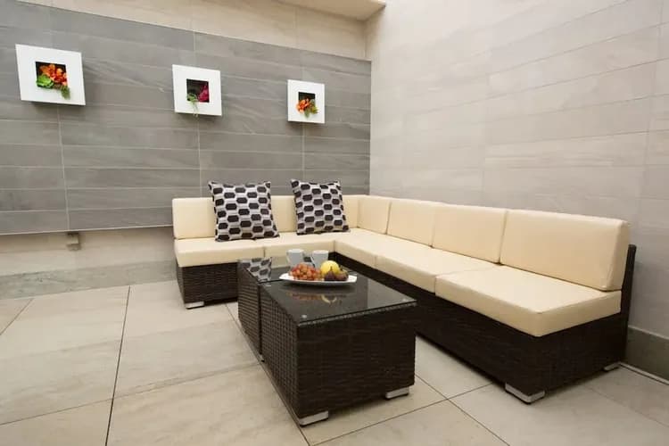 Deep soaking bathtub