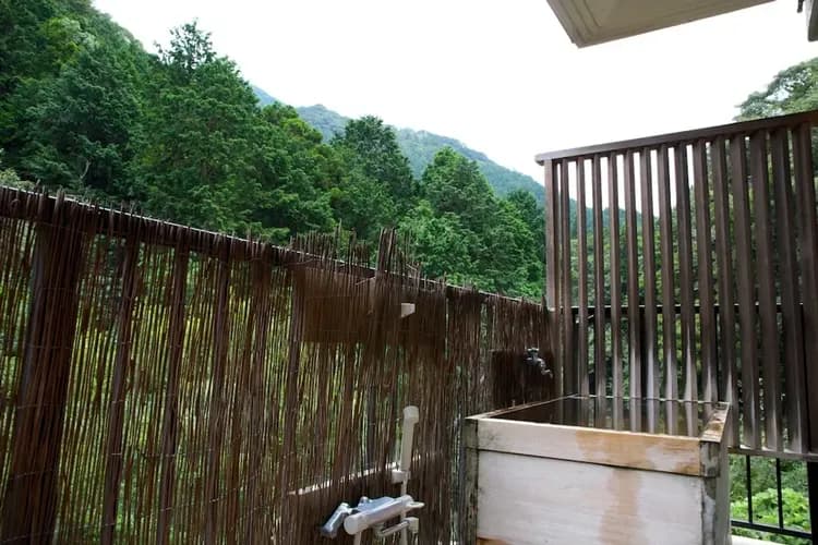 Deep soaking bathtub