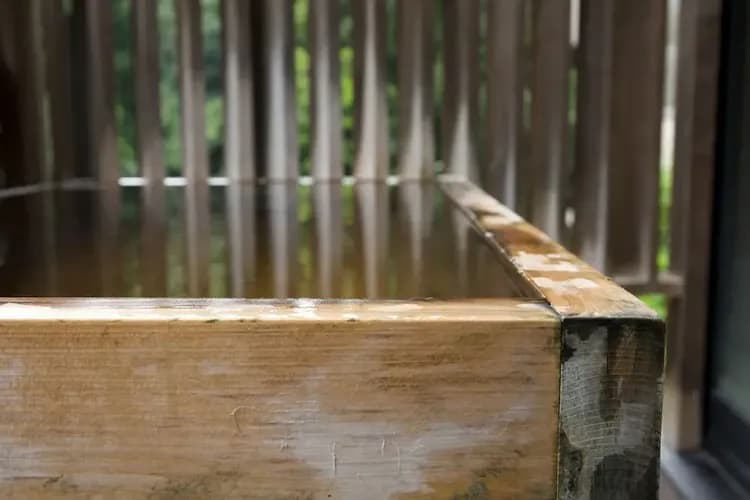 Deep soaking bathtub