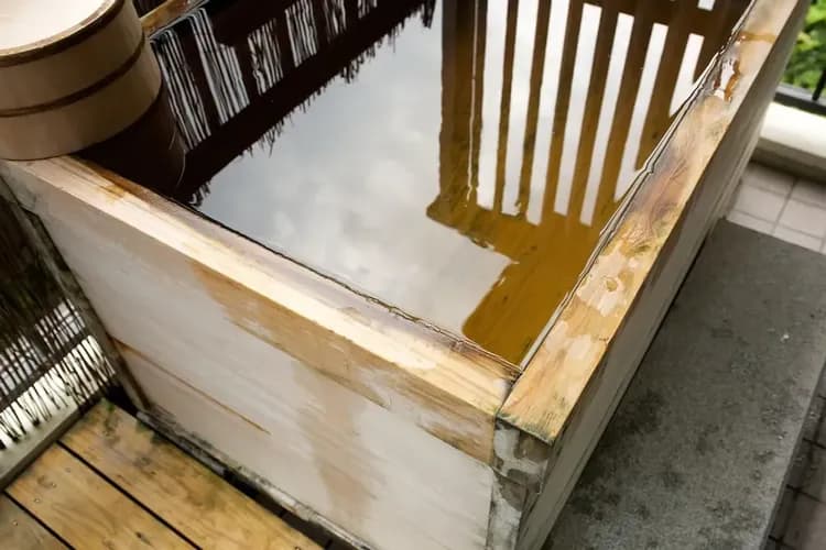 Deep soaking bathtub