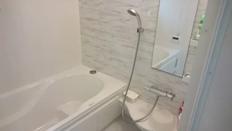 Deep soaking bathtub