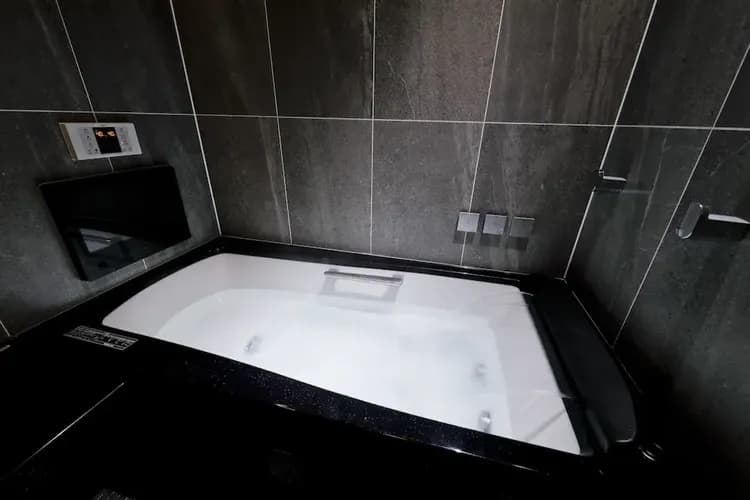 Deep soaking bathtub