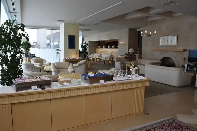 Lobby lounge