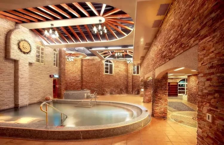 Indoor spa tub