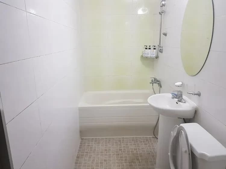 Deep soaking bathtub