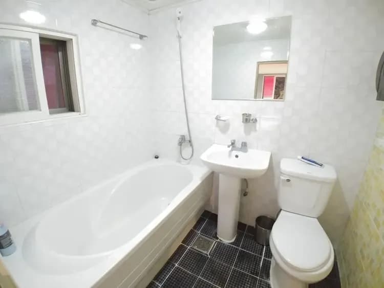 Deep soaking bathtub