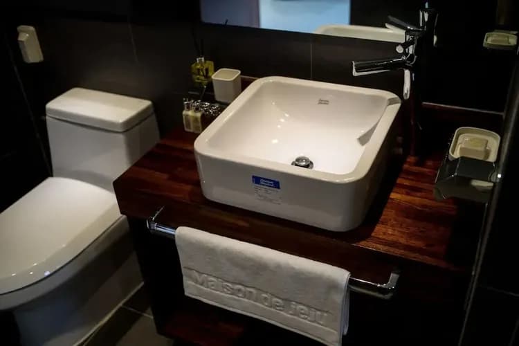 Bathroom sink