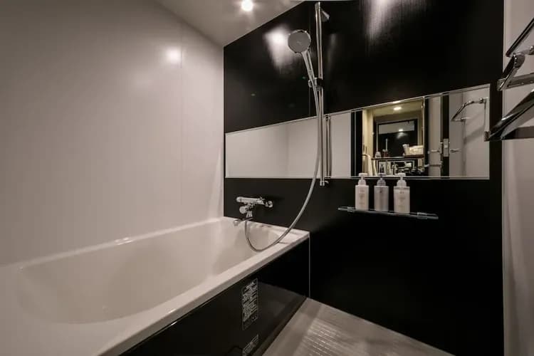 Deep soaking bathtub