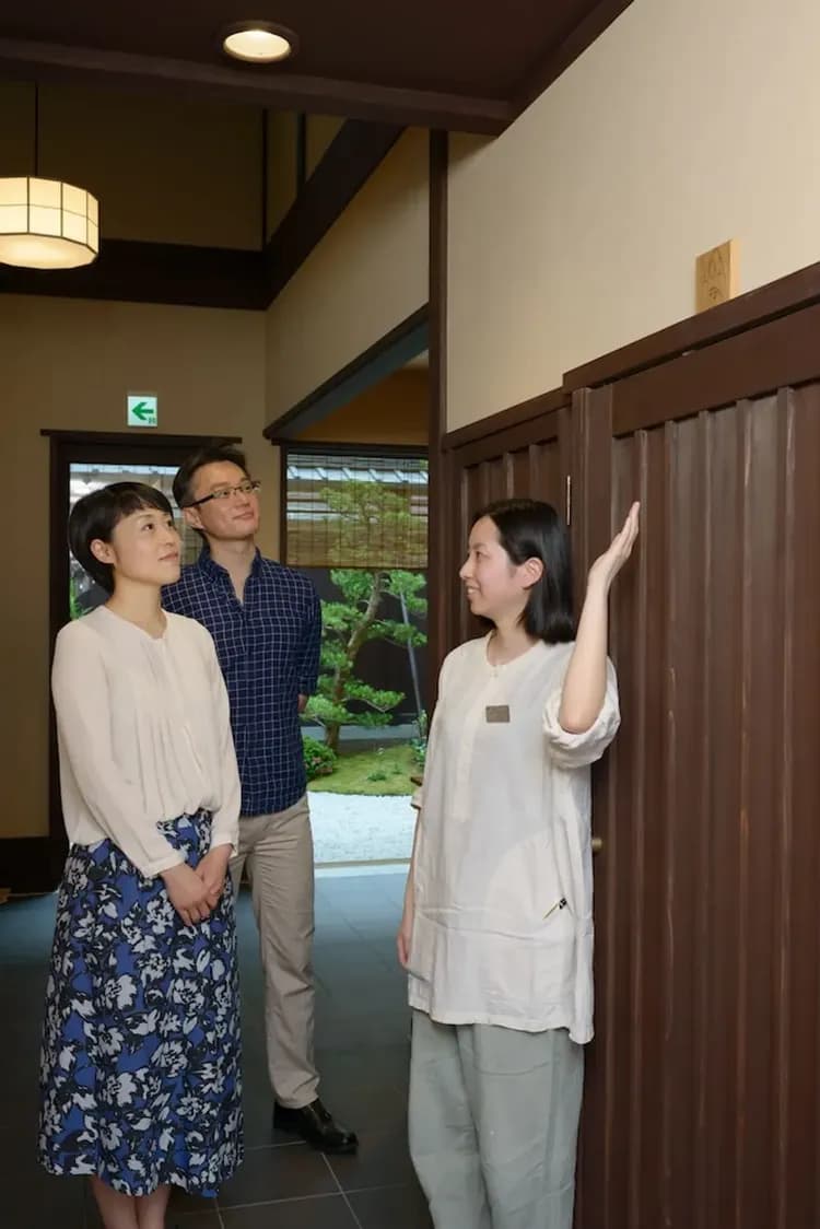 Check-in/check-out kiosk