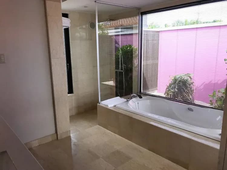 Deep soaking bathtub