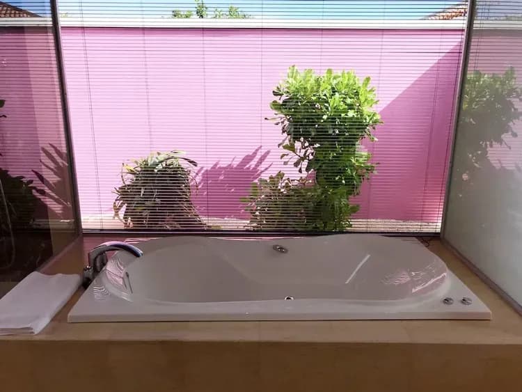 Deep soaking bathtub