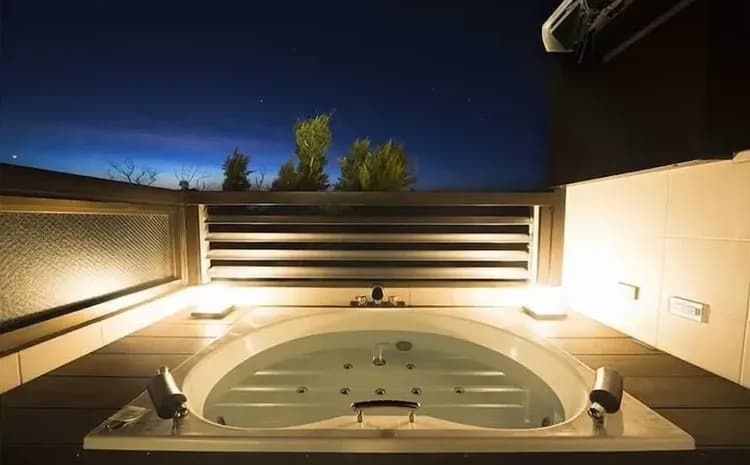 Outdoor spa tub