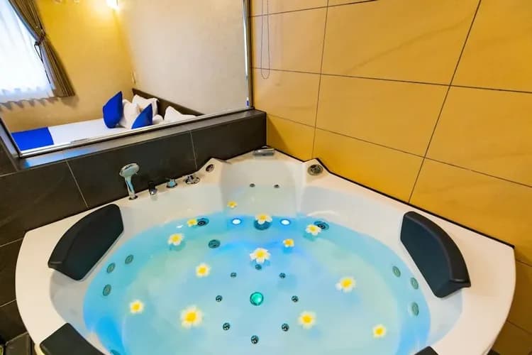 Deep soaking bathtub