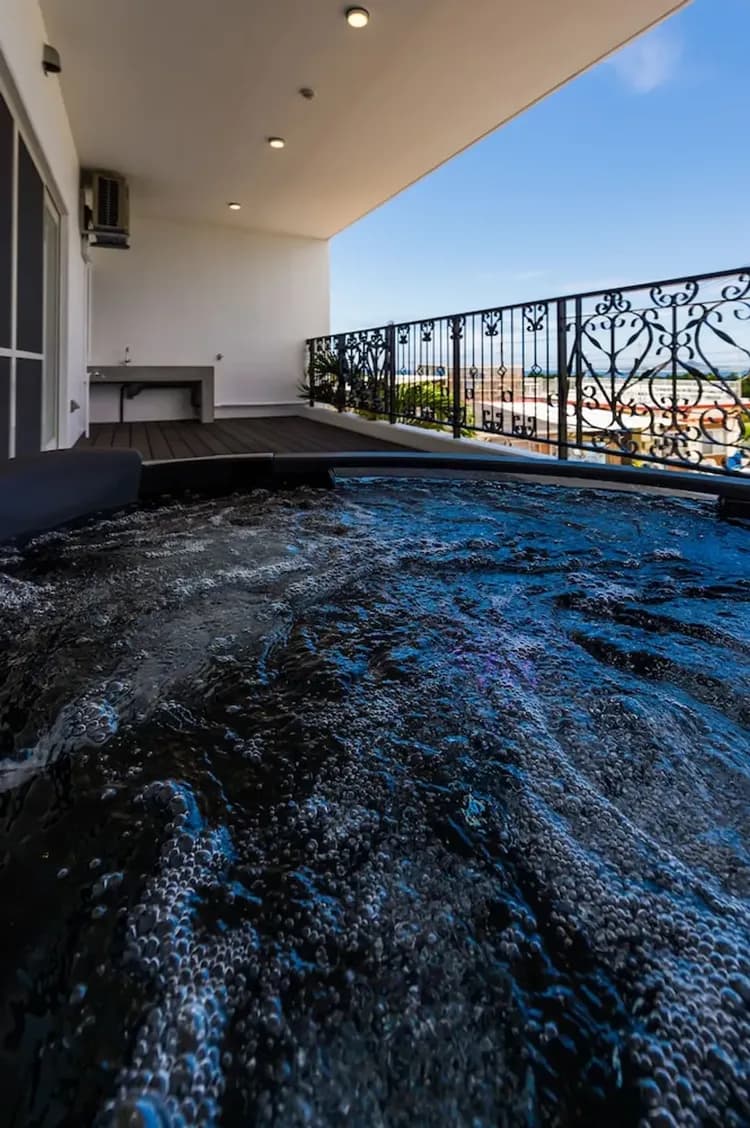 Deep soaking bathtub