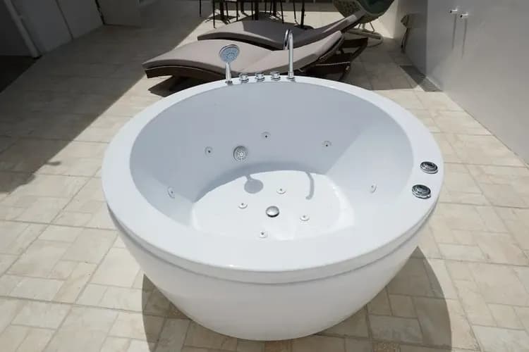 Jetted tub