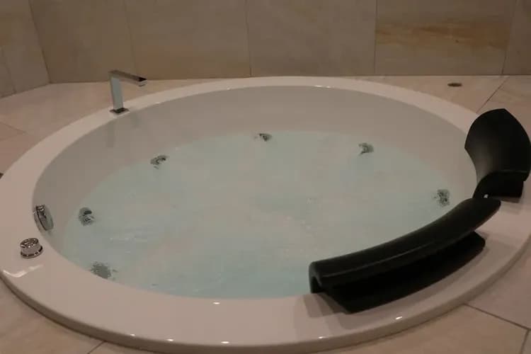 Jetted tub