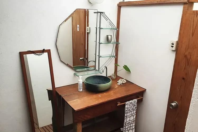 Bathroom sink