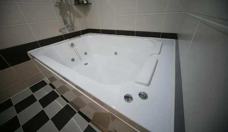 Jetted tub