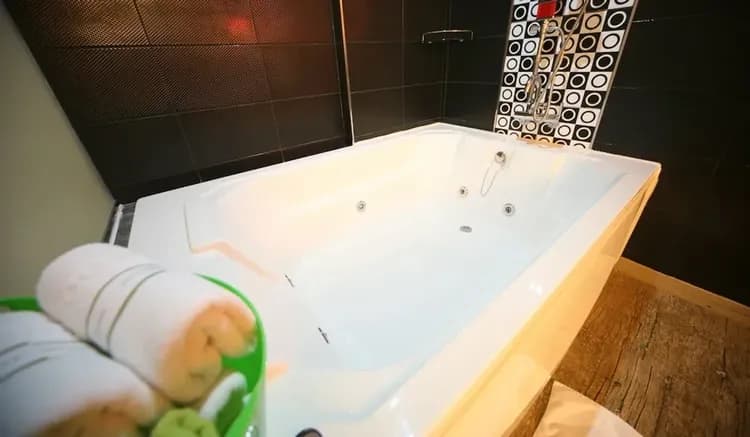 Jetted tub