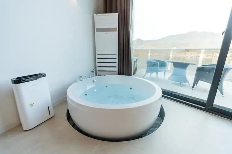 Jetted tub