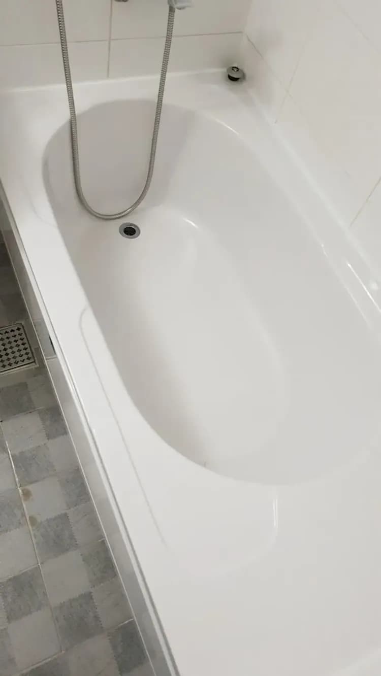 Deep soaking bathtub