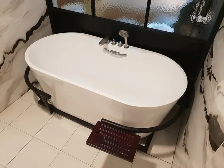 Deep soaking bathtub