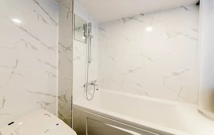 Deep soaking bathtub