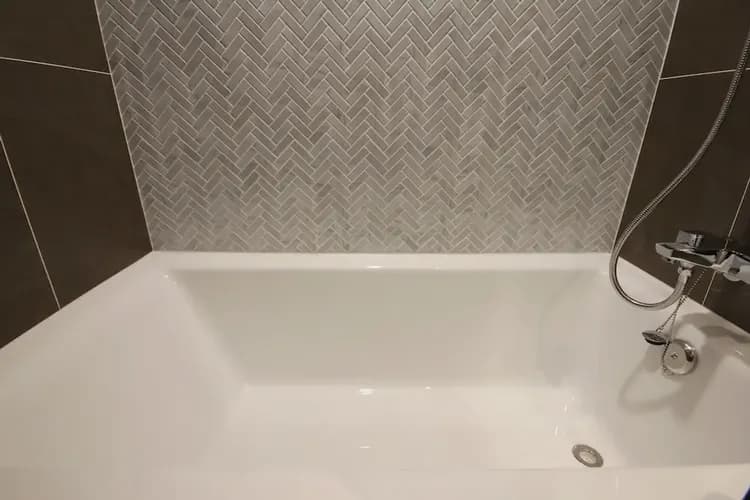 Deep soaking bathtub