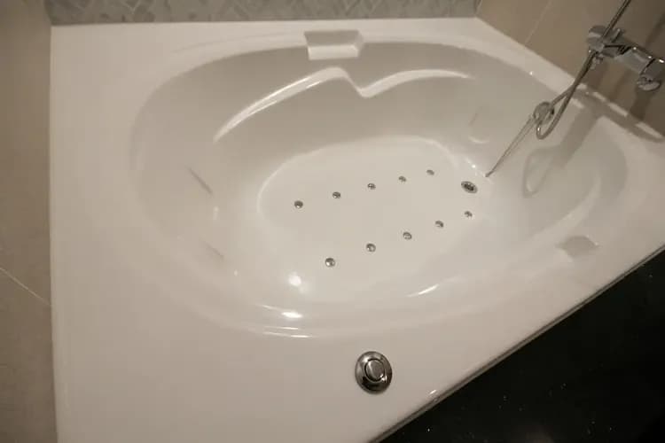 Jetted tub