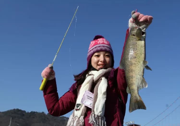 【寒假迎春折2,000】首爾．華川冰魚節《冰釣鱒魚_烤鱒魚_冰上雪橇》、住明洞乙晚、滑雪體驗、6小時樂園、採草莓五日｜長榮航空