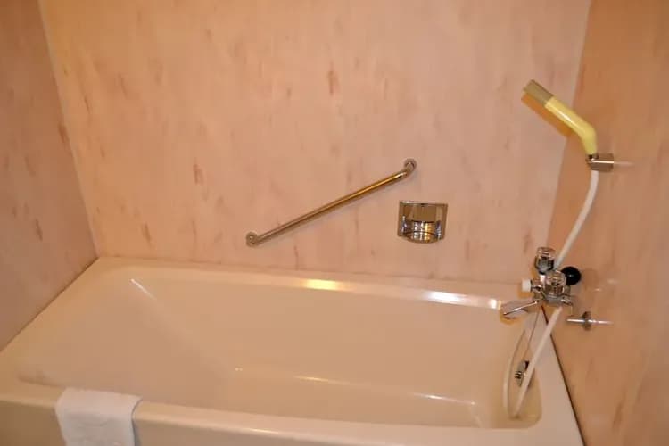 Deep soaking bathtub