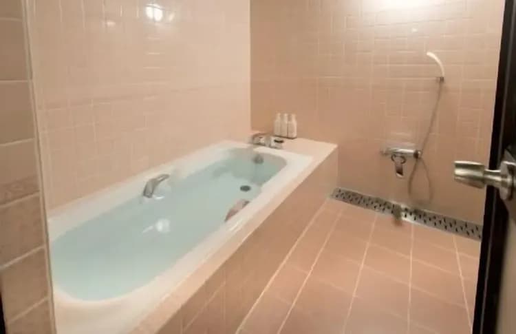 Deep soaking bathtub