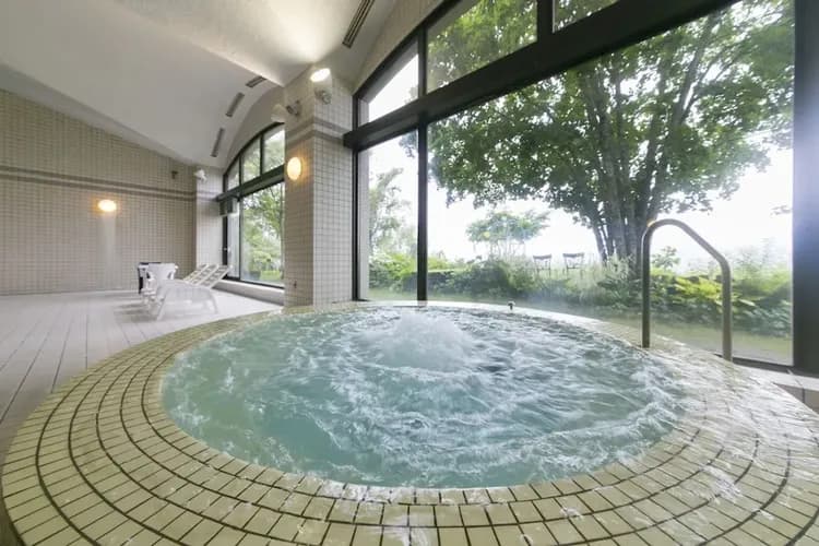 Indoor spa tub