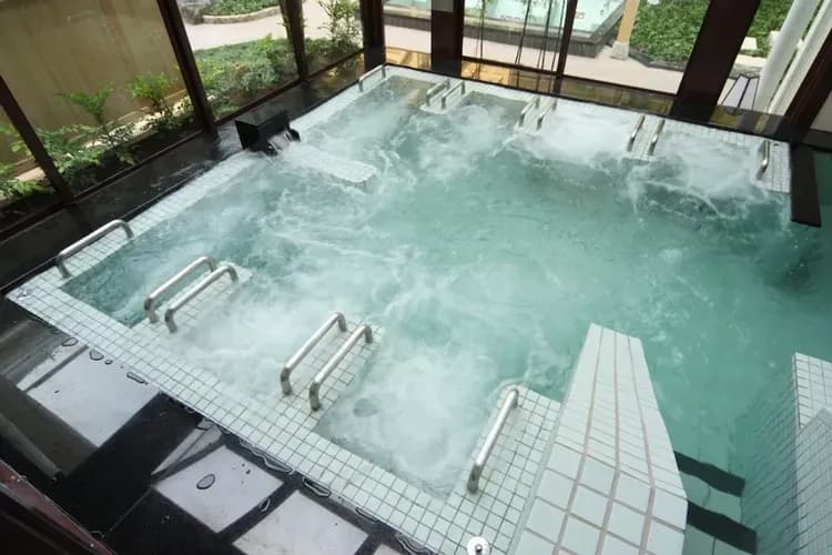 Indoor spa tub