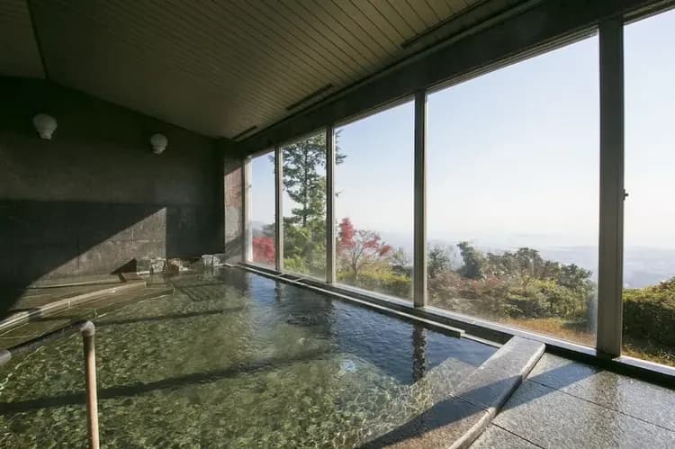 Indoor spa tub