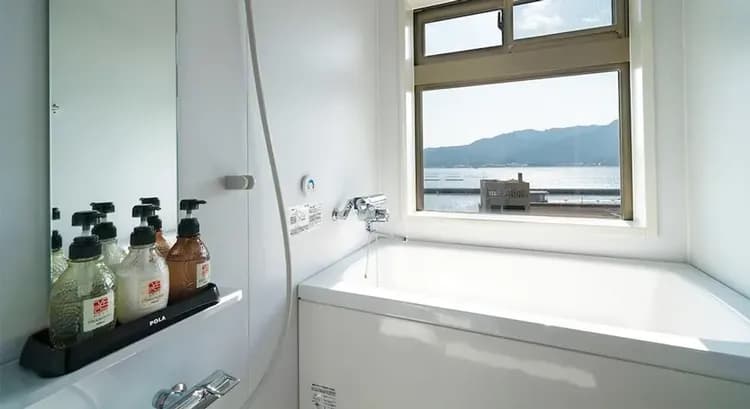 Deep soaking bathtub