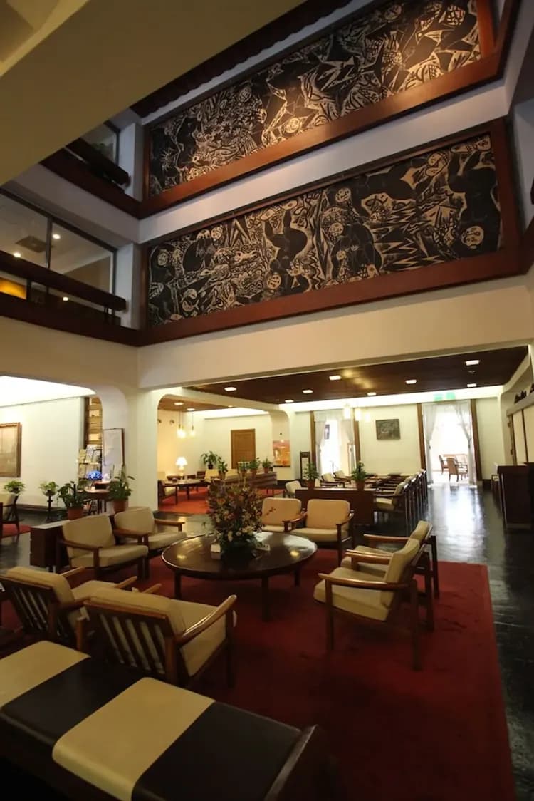 Lobby lounge